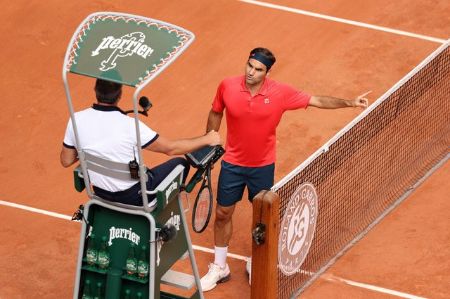 The Swiss player Roger Federer argues with the umpire during his second round match against Marlin Cilic.